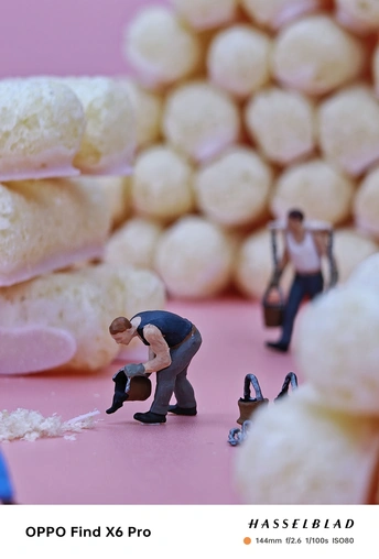 小人 figurine 和 甜甜圈堆