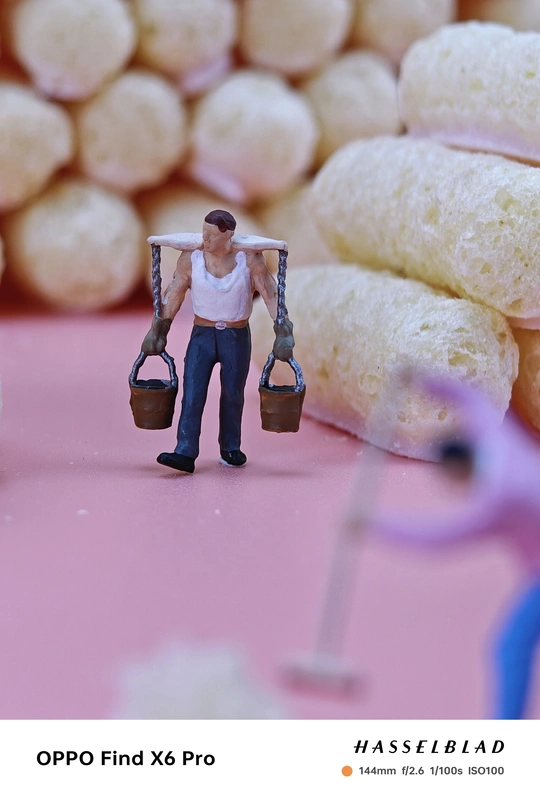 小人 figurines 带着甜甜圈桶