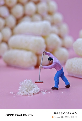 一个小塑像是一个人正在扫糖。