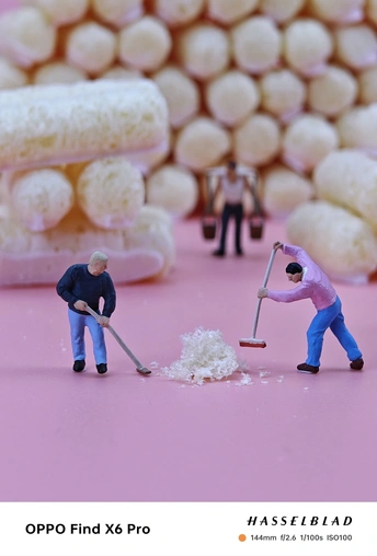 一些小人物 figurine 正在扫米