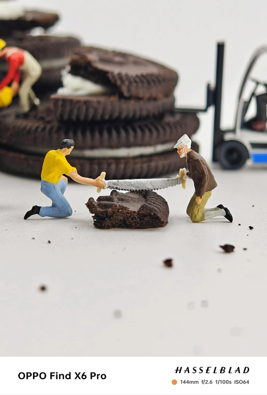 一些人在一堆 Oreo 饼干旁边的人物塑像