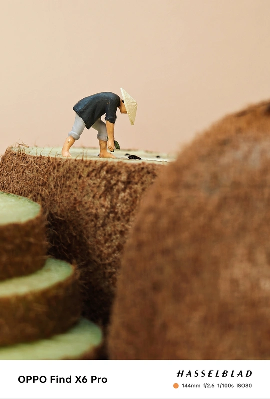 一个小人在蛋糕顶部的塑像