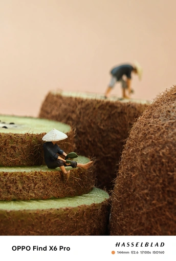 小人 figurines 放在用干草制成的蛋糕顶部