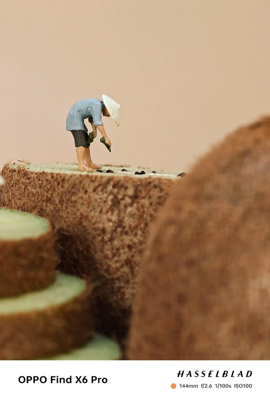 一个小人物像 他正在弯腰拿一片面包