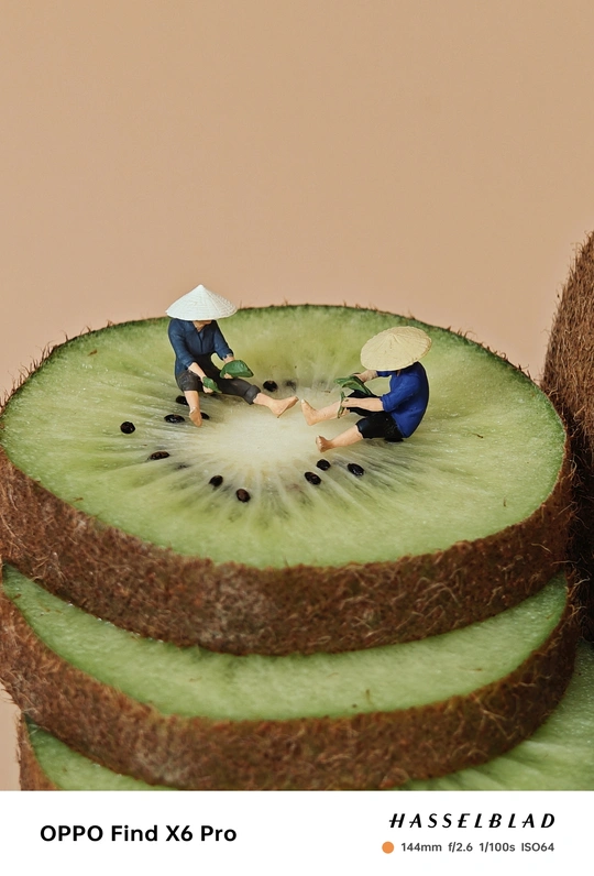 一张小人在食物顶部的图片