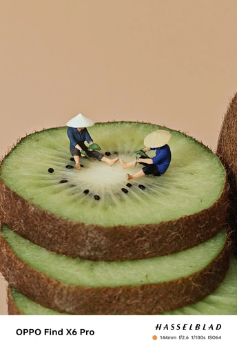 一张小人在食物顶部的图片