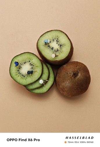 一个带有笑脸的水果 比如一个猕猴桃。