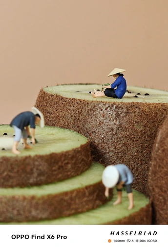 一个蛋糕上有人在上面