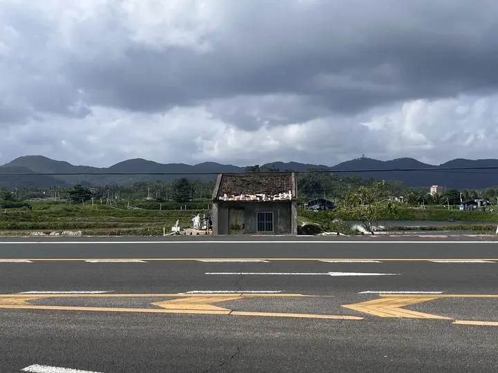 公路边的小房子估计有几十年了