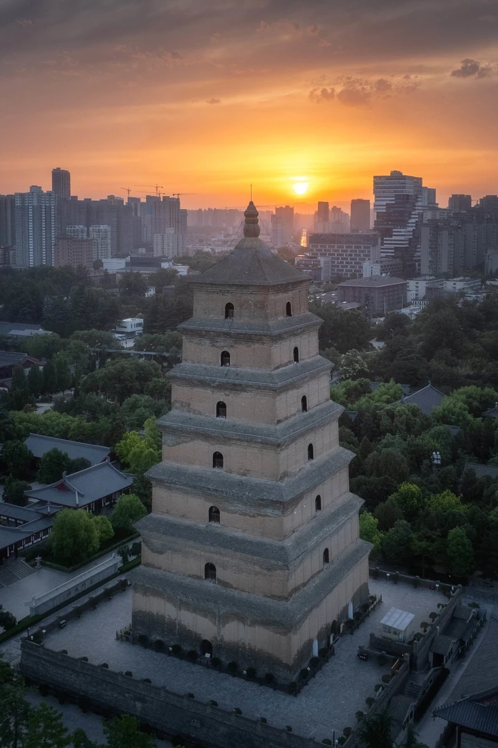 西安大雁塔的日出火烧云
