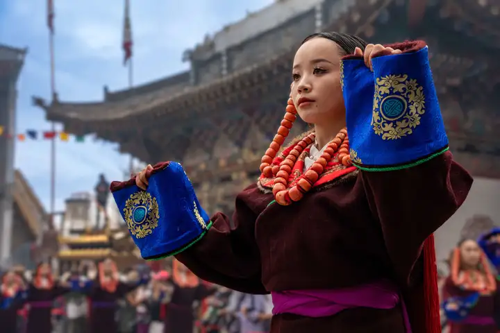 盛装少女