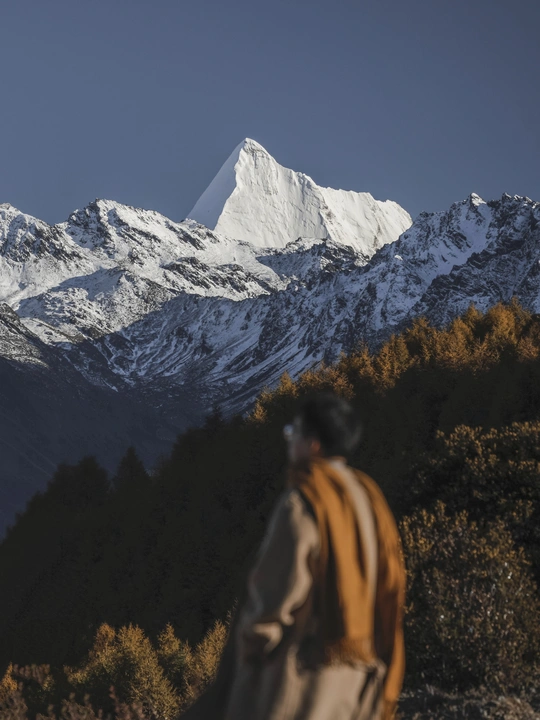 站在一座高大的山脉前面的一个男人