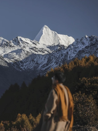 站在一座高大的山脉前面的一个男人