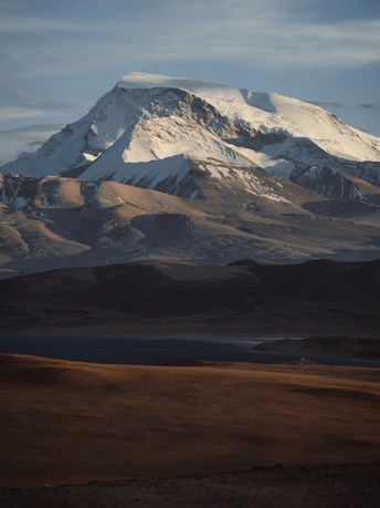 太阳照亮了一个雪白的山脉