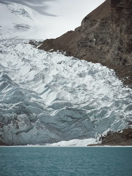 冰川在山脉前 有冰