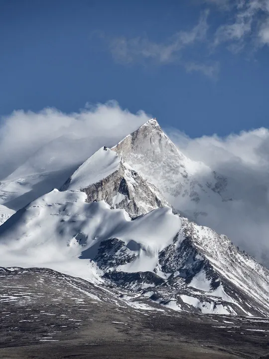 云中的一个高耸的山顶雪峰