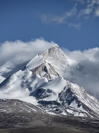 云中的一个高耸的山顶雪峰