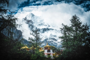 森林中的一座寺庙 背景是云朵和山脉