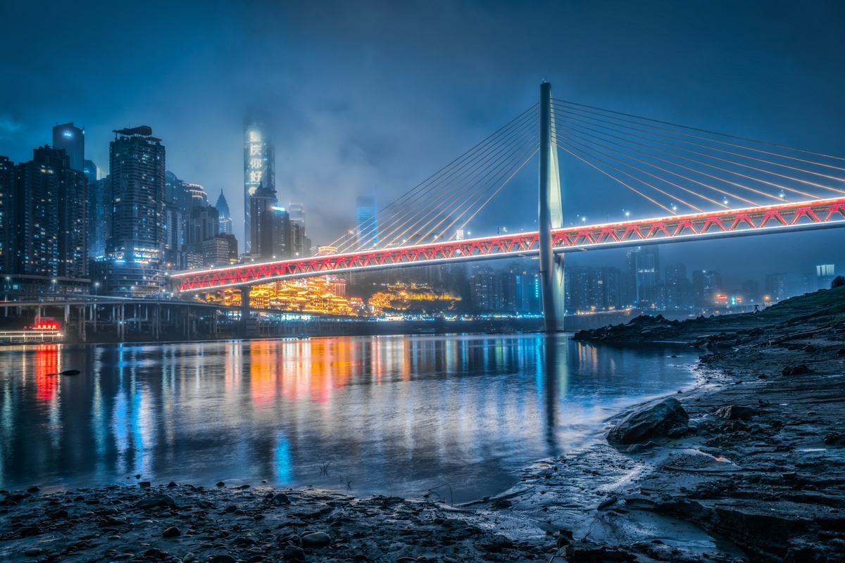 河上的桥 背景是城市 夜晚