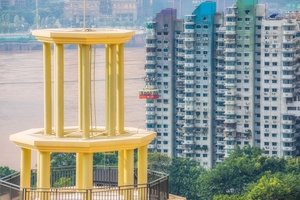 前面有大型城市的一座高塔 顶部是黄色。