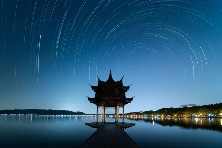 杭州市区拍摄的星轨
