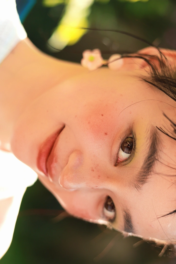 初夏，🍓果酱就打翻在少女脸颊