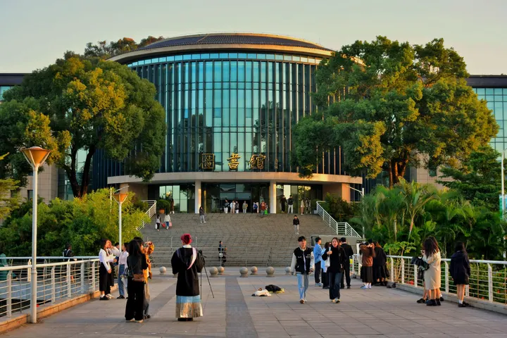 夕阳下的图书馆