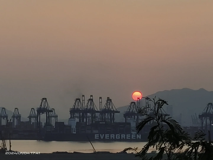 夕阳下的港湾