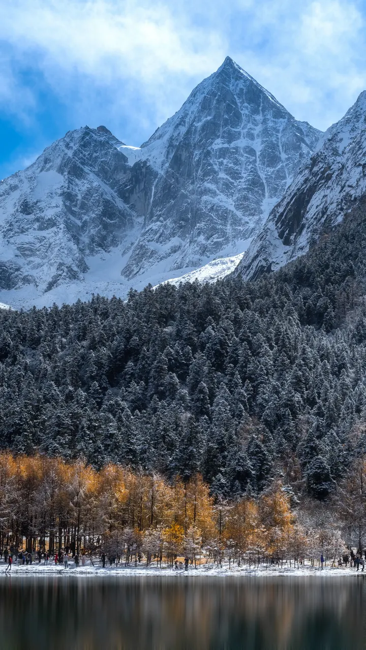 雪景伴秋色，山水如墨染