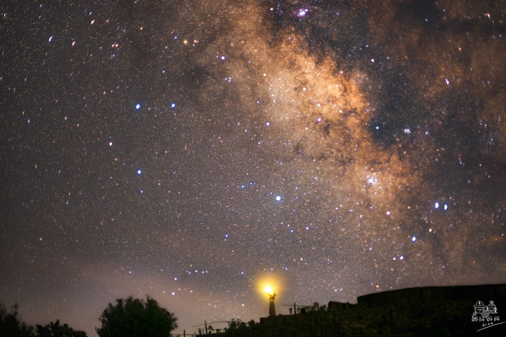 星空下的灯塔女神