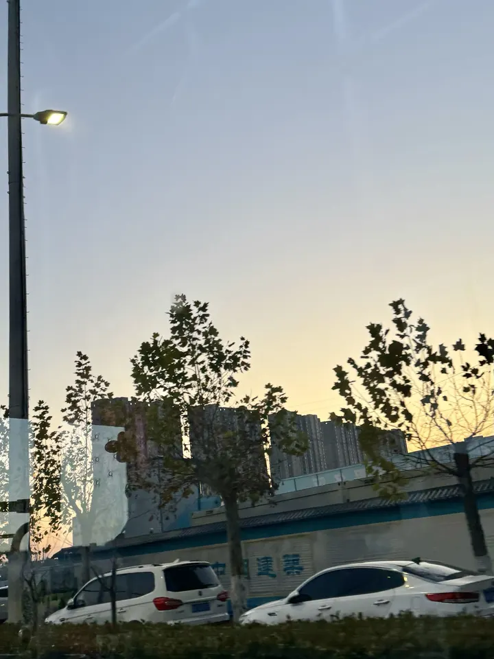 晴空下建筑物的低角度视图
