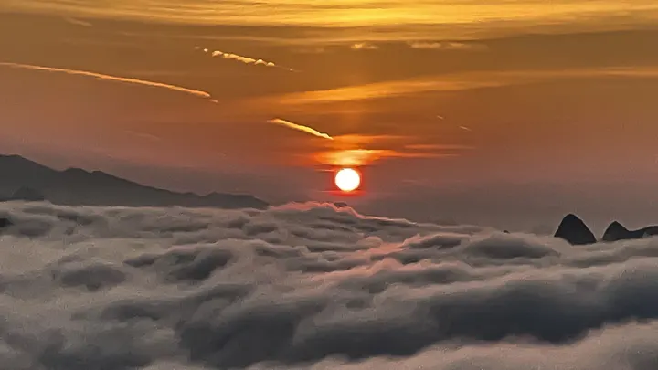 相公山上观看日出云海