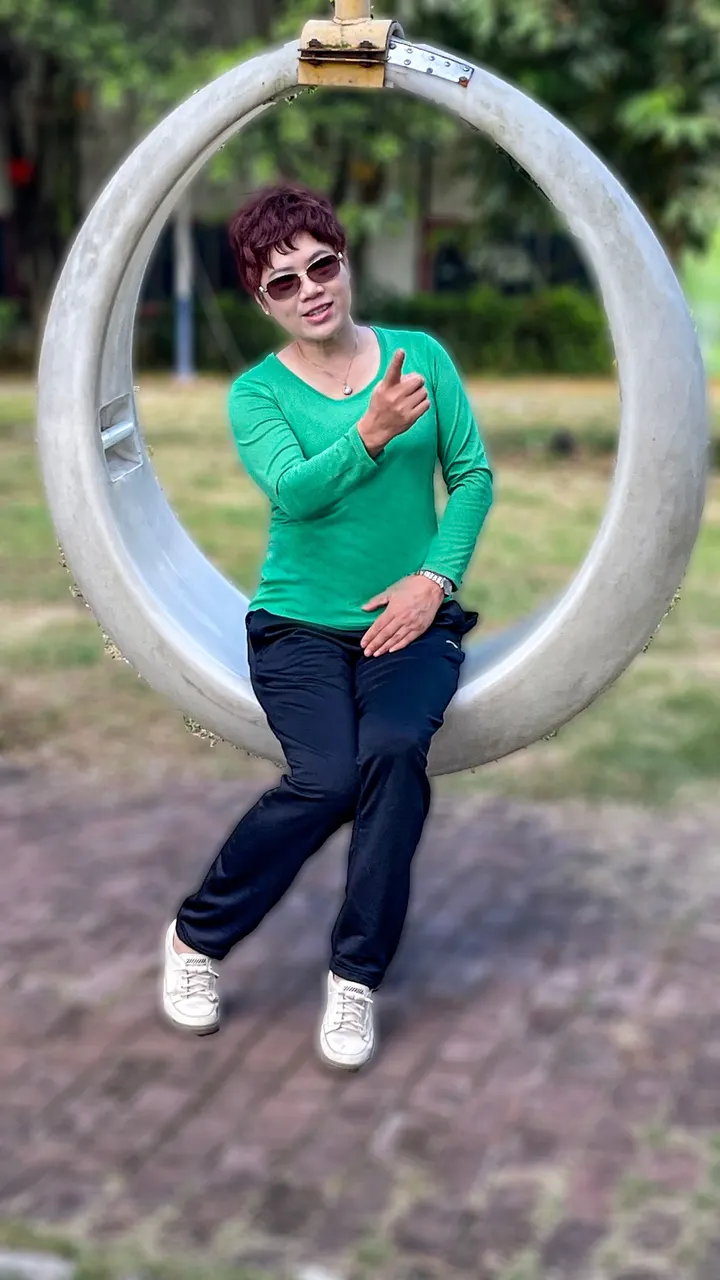 秋游，荡秋千。