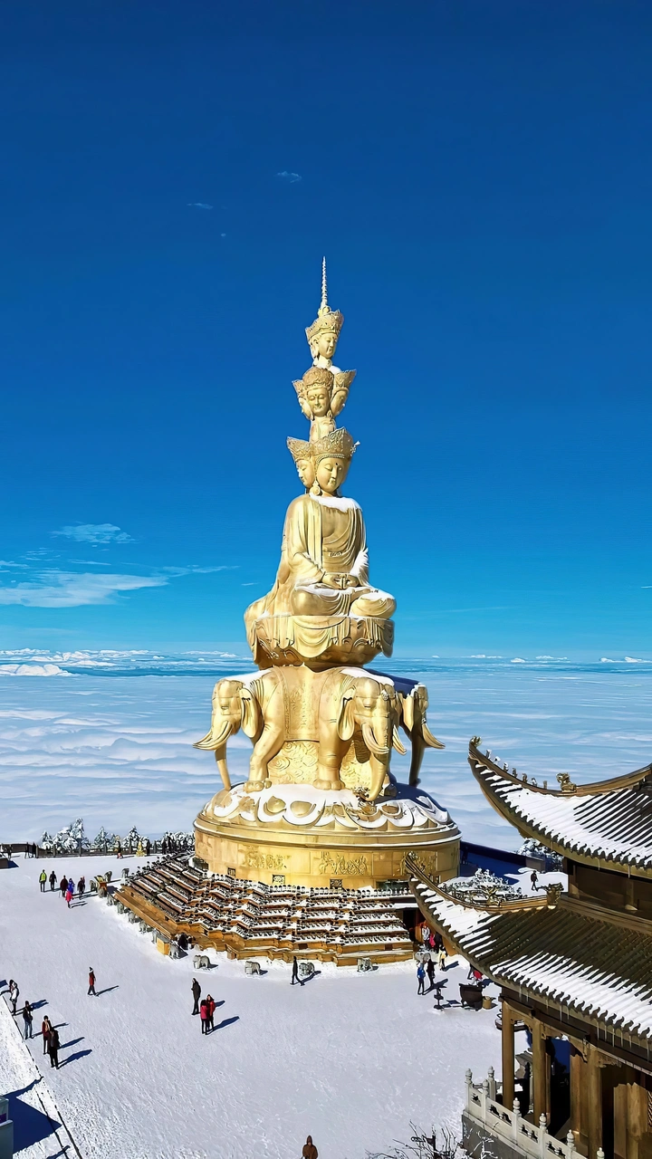 蜀国多仙山，峨眉邈难匹