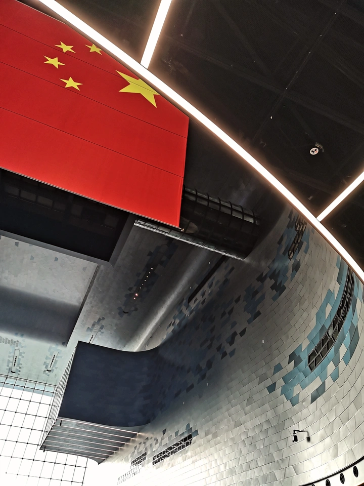 赤帜耀熙攘
