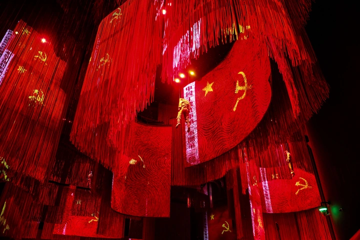 雄关漫道真如铁，而今迈步从头越