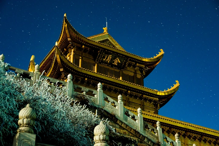 月光洒在峨眉山上