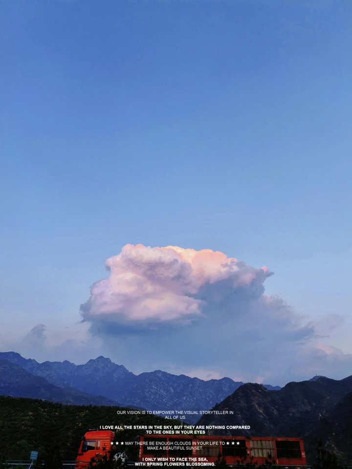 红巴士行山路，蓝天白云映晴空。