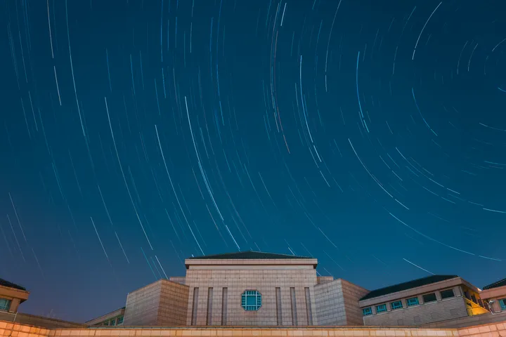 北京大学百周年纪念讲堂星轨