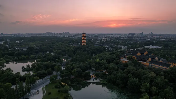 晚霞照应下的千年古刹
