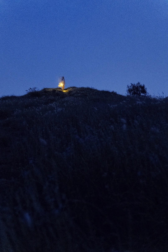 月圆之夜 一座小灯塔屹立在山丘之巅。