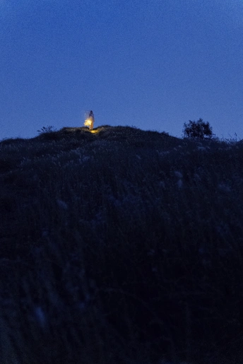 月圆之夜 一座小灯塔屹立在山丘之巅。