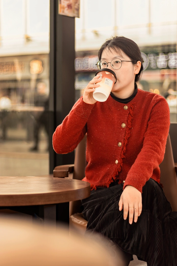 喝咖啡的女孩
