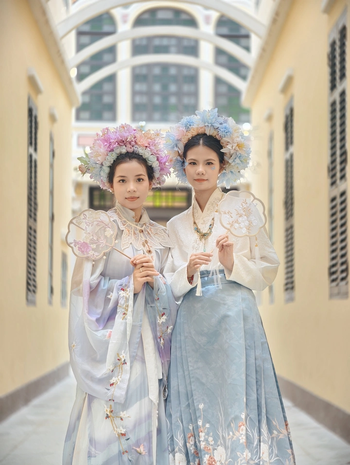 “头戴簪花，一路繁花”