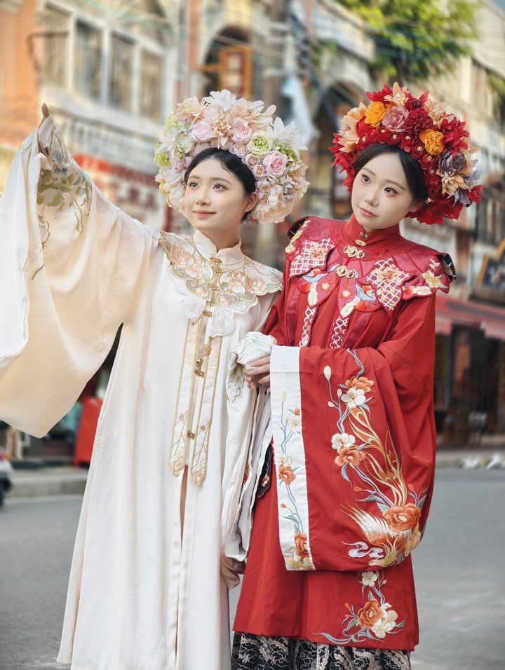 “袅娜少女羞，岁月无忧愁”