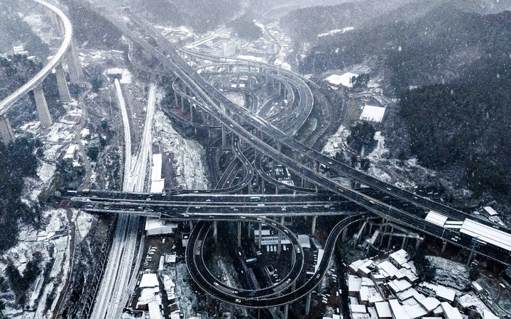 雪中立交
