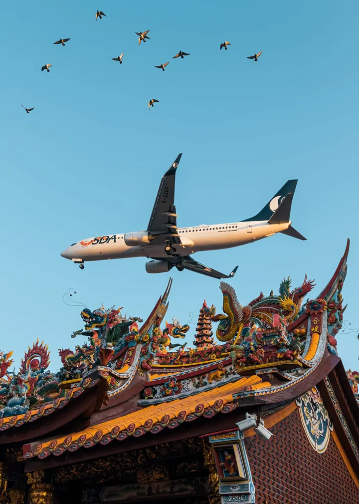 庙宇上空的飞行物