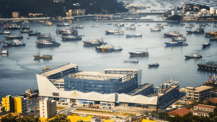 光洒渔港，风纪潮声