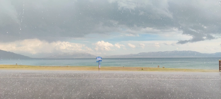 赛里木湖的雨