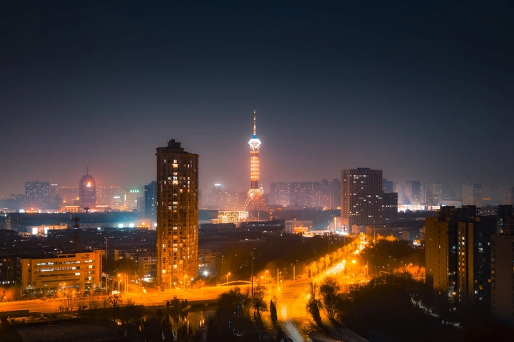 灯火之上的国际庄
